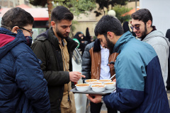 گزارش تصویری//  پخش عدسی نذری به مناسبت ولادت آقا امیر المومنین علی(ع) در دانشگاه بین المللی مذاهب اسلامی